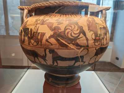 il celebre �Vaso del Pittore di Memnon� che narra l�epico duello tra Achille e Memnon, oltre a oggetti dell�infanzia, gioielli, spille e utensili da lavoro